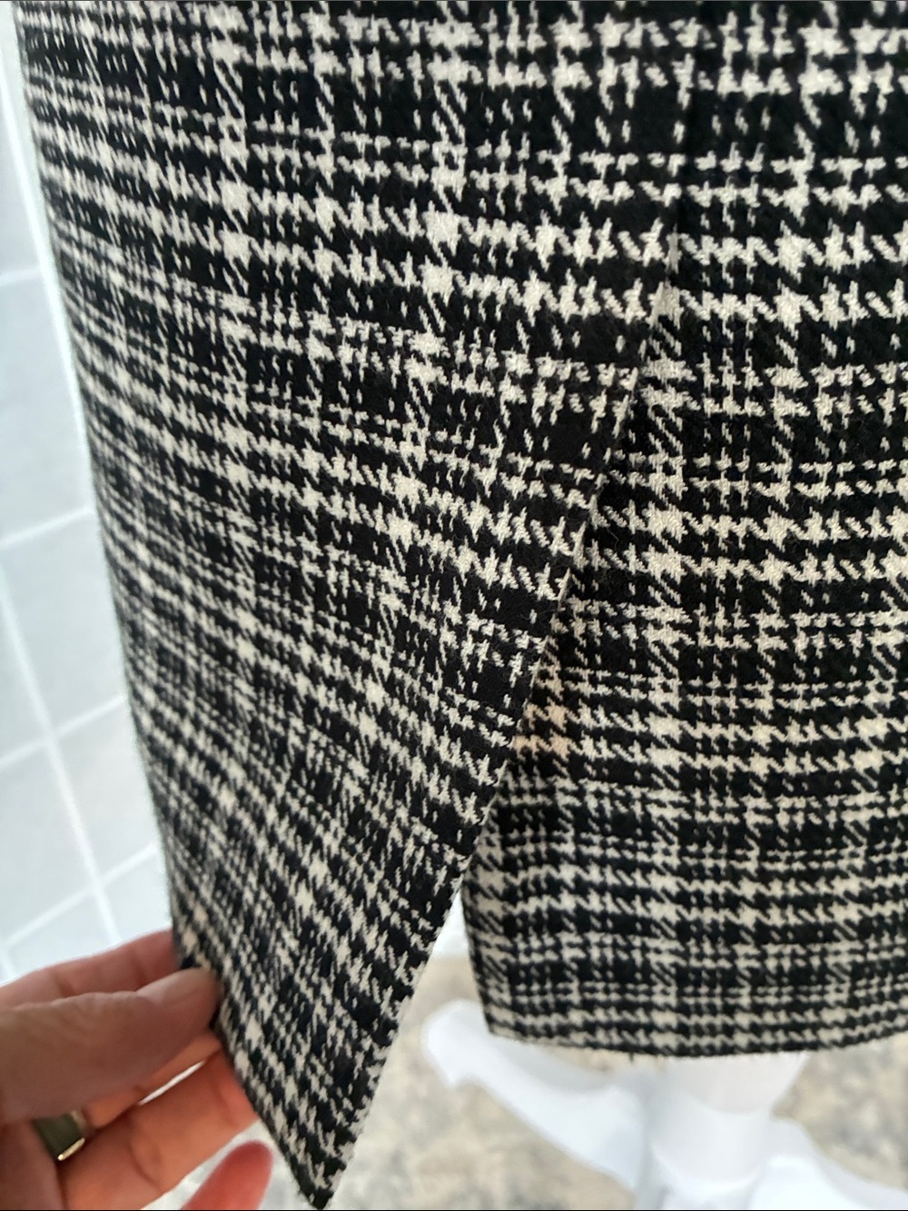 The Limited Black and White Plaid Pencil Skirt in Size 8 - Picture 4 of 8